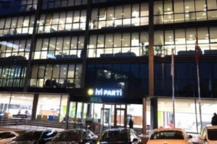 İYİ Parti genel merkezine asılan afiş dikkat &ccedil;ekti