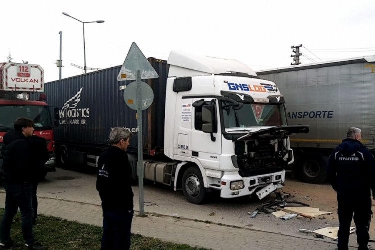 Bursa'da TIR kamyonet ile &ccedil;arpıştı! Bir kişi yaralandı