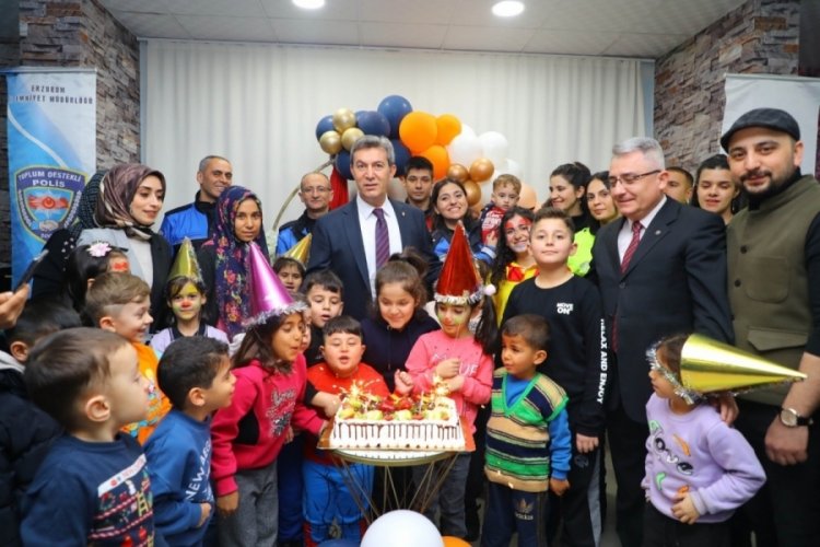 Polis ekipleri k&uuml;&ccedil;&uuml;k &ccedil;ocuğun ricasını kırmadı