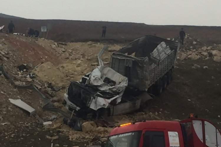 Siirt'te kontrolden &ccedil;ıkan tır şarampole devrildi