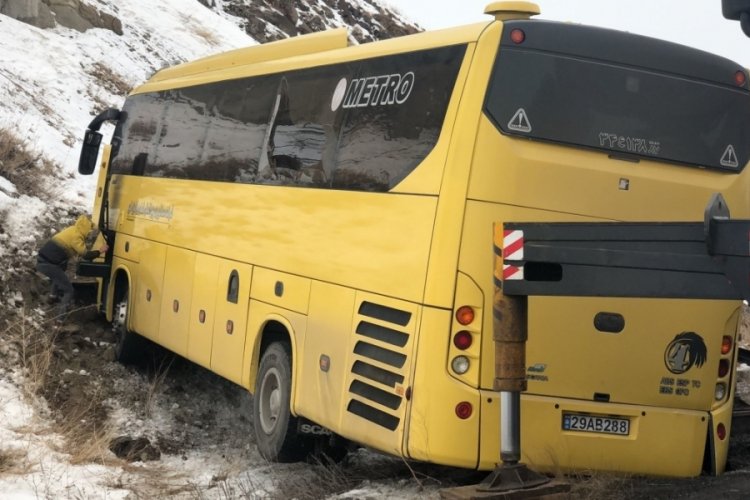 Buzlanma nedeniyle kaza yapan otob&uuml;s, dağlık alana &ccedil;arparak durdu!