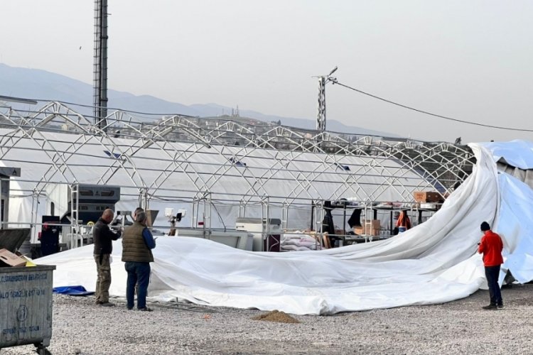 Kuvvetli r&uuml;zgar depremzedelerin &ccedil;adırlarını yıktı