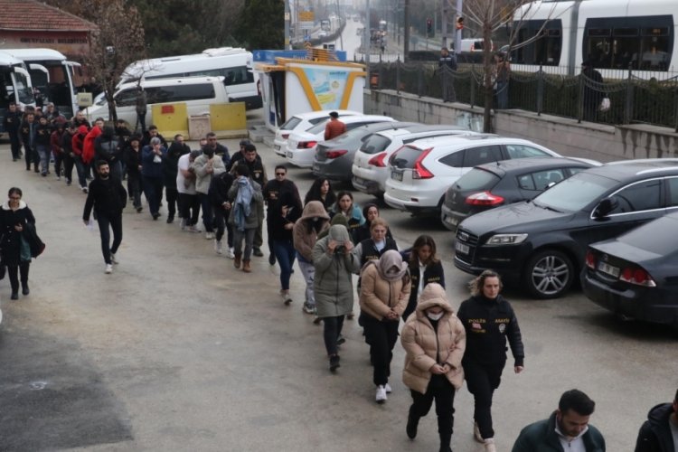 Sahte ara&ccedil; sigortası yaparak 1288 kişiyi dolandıran 24 ş&uuml;pheli yakalandı