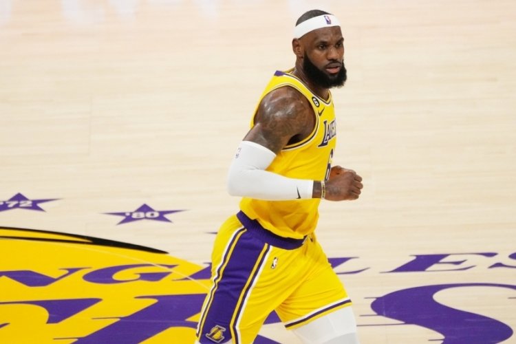 LeBron James, 3 hafta parkelerden uzak kalacak