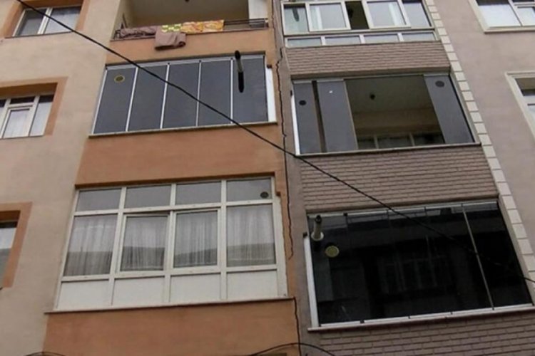 İstanbul'da &ccedil;atlakların oluştuğu bina tahliye edildi