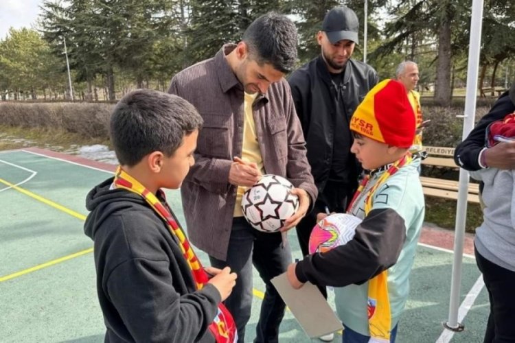 Kayserisporlu futbolcular, depremzede &ccedil;ocukların y&uuml;z&uuml;n&uuml; g&uuml;ld&uuml;rd&uuml;