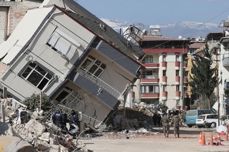 Enkazından &ccedil;aldıkları altınlarla ara&ccedil; satın almışlar