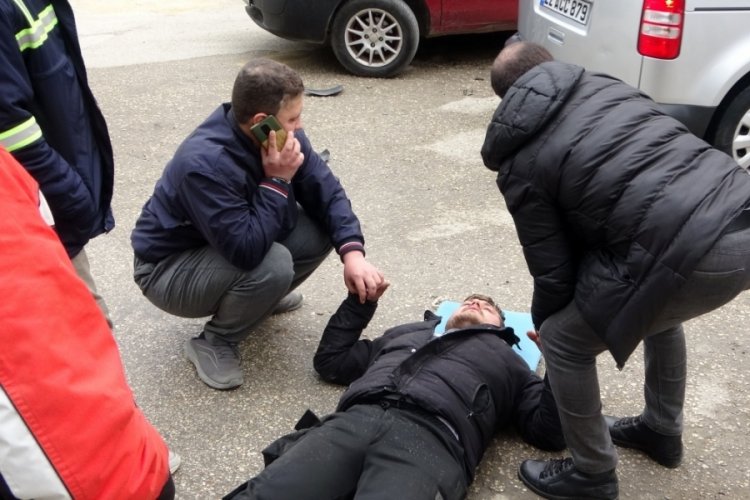 Kazada yaralanan motokuryenin elini bırakmadılar