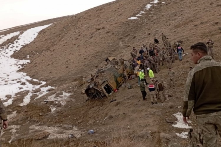 Van'da askeri ara&ccedil; kontrolden &ccedil;ıkarak devrildi