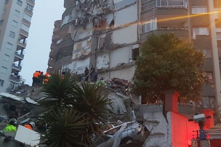 Depremde yıkılan binanın m&uuml;teahhidinin iddiasına binanın y&ouml;neticisinden cevap
