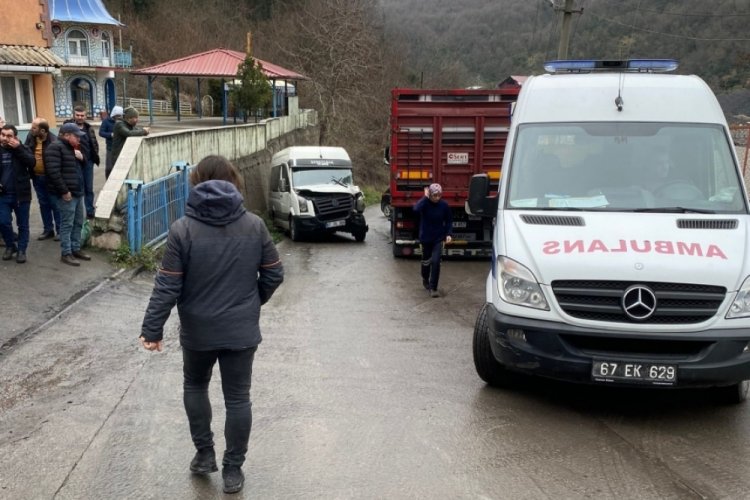 Zonguldak'ta iş&ccedil;ileri taşıyan minib&uuml;s tırla &ccedil;arpıştı!