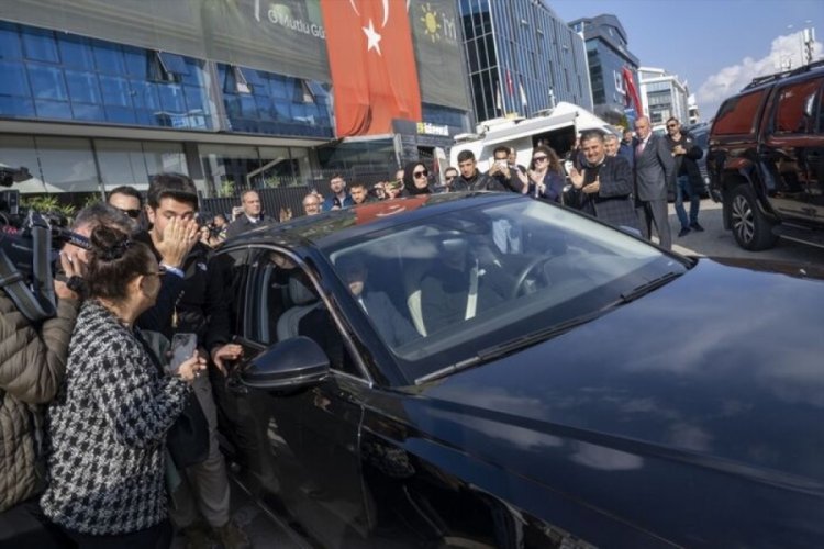 İYİ Partililer, Meral Akşener'i meşale ile uğurladı