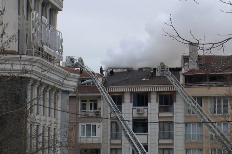 İstanbul'da itfaiye eri apartman boşluğuna d&uuml;şt&uuml;