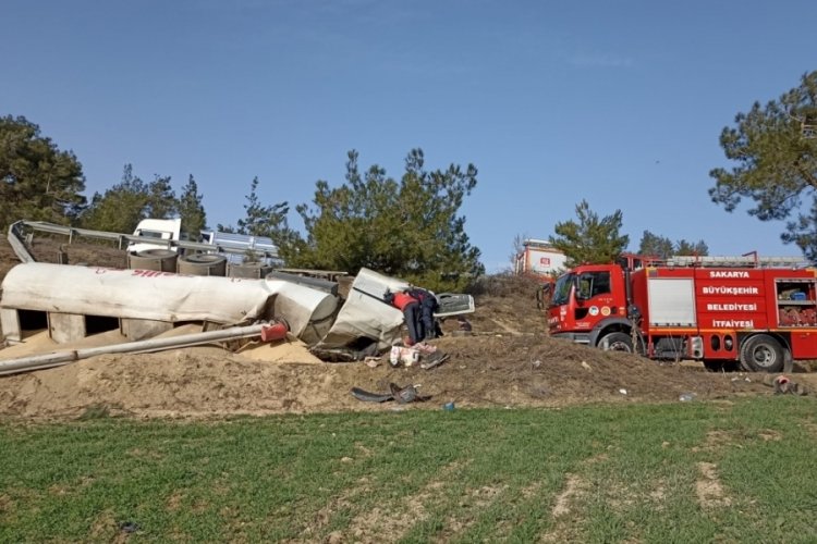 Sakarya'da kontrolden &ccedil;ıkan yem y&uuml;kl&uuml; kamyon şarampole u&ccedil;tu