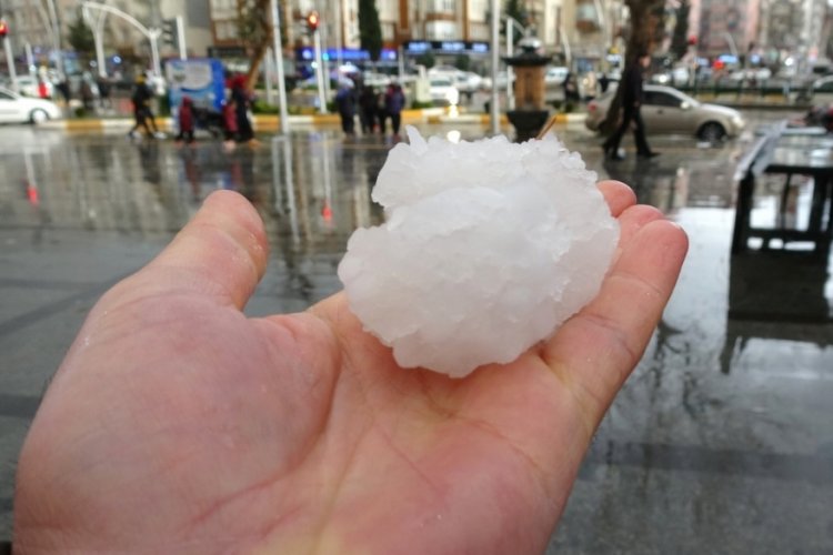 Tokat'ta dolu yağışı hayatı fel&ccedil; etti