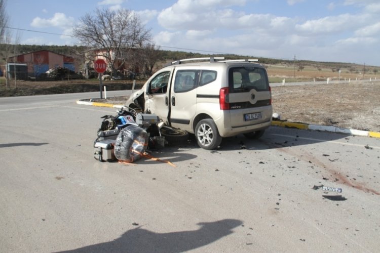Konya'da hafif ticari ara&ccedil; ile motosiklet &ccedil;arpıştı: 1 kişi hayatını kaybetti