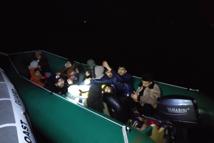 İzmir'de arızalanan lastik bottaki g&ouml;&ccedil;menleri Sahil G&uuml;venlik kurtardı