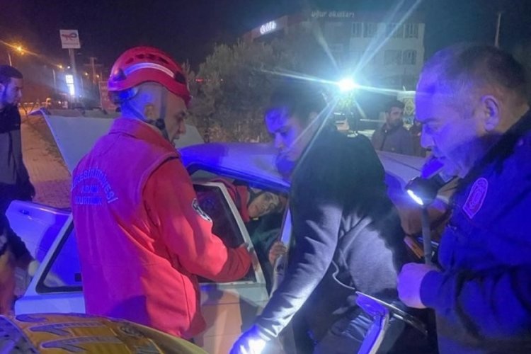 Balıkesir'de kaza sonrası otomobilde sıkışan s&uuml;r&uuml;c&uuml;n&uuml;n yardımına itfaiye koştu
