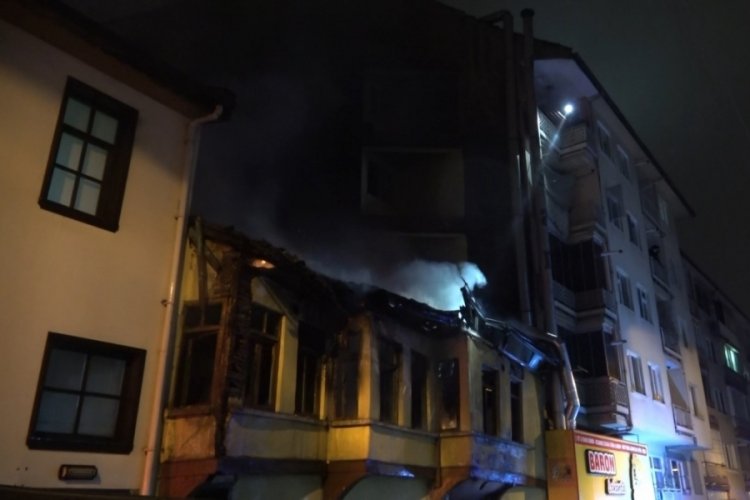 Bursa'nın merkezinde ahşap ev alev alev yandı