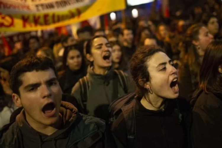 Yunanistan'da tren kazası sonrası protestolar b&uuml;y&uuml;yor