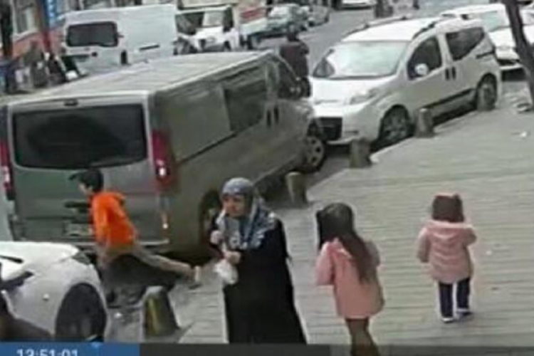 İstanbul'da yola fırlayan &ccedil;ocuğa otomobil &ccedil;arptı