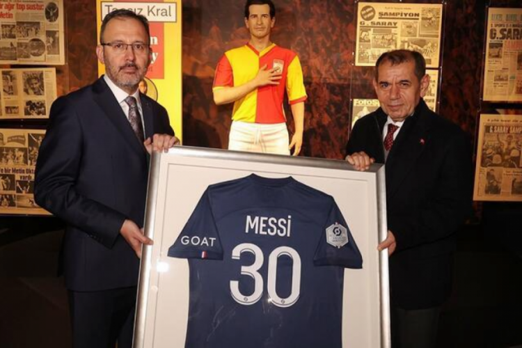 Bakan Kasapoğlu, Messi'nin imzalı formasını bağışladı