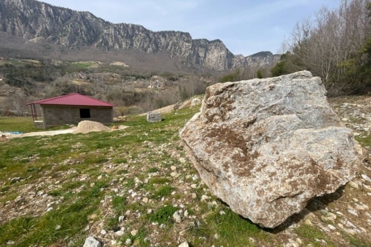 Osmaniye'de dağdan kopan kaya eve 20 metre kala durdu