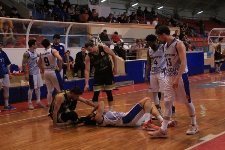 Kağıtspor oyuncusu kafasını zemine &ccedil;arptı: Hastaneye kaldırıldı