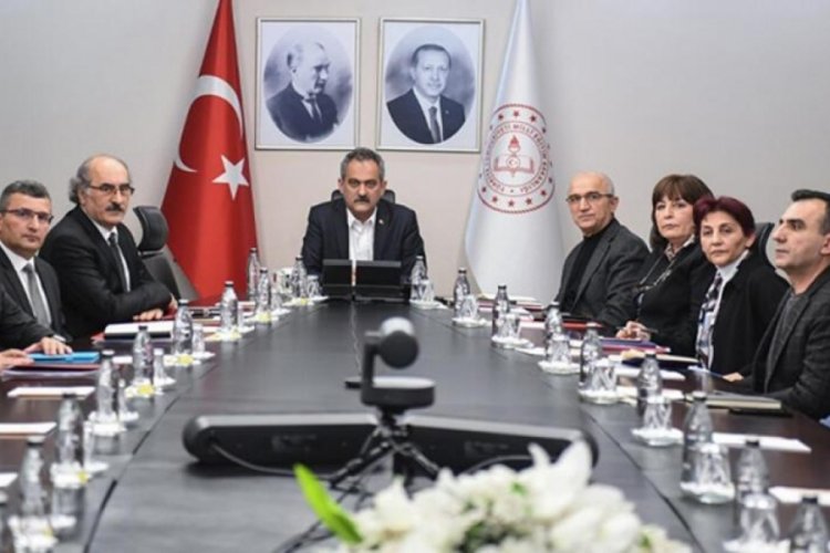 Bakan &Ouml;zer 10 ilin milli eğitim m&uuml;d&uuml;r&uuml;yle toplantı yaptı