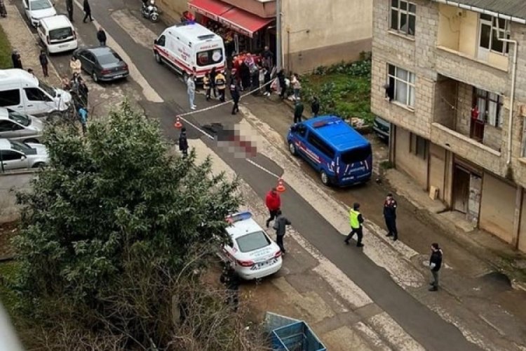 Trabzon'da yola fırlayan &ccedil;ocuk kamyonetin altında kaldı