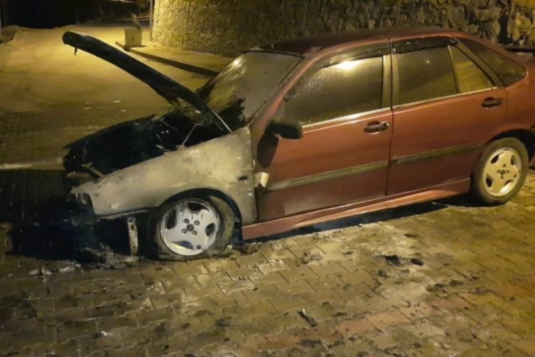 Karab&uuml;k'te alev alan otomobil kullanılmaz hale geldi