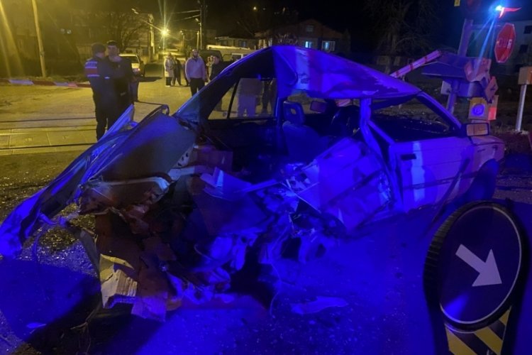 Zonguldak'ta tren hemzemin ge&ccedil;itte otomobili bi&ccedil;ti