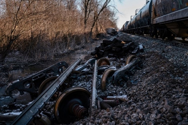 ABD'de tren kazası: 20 vagon raydan &ccedil;ıktı