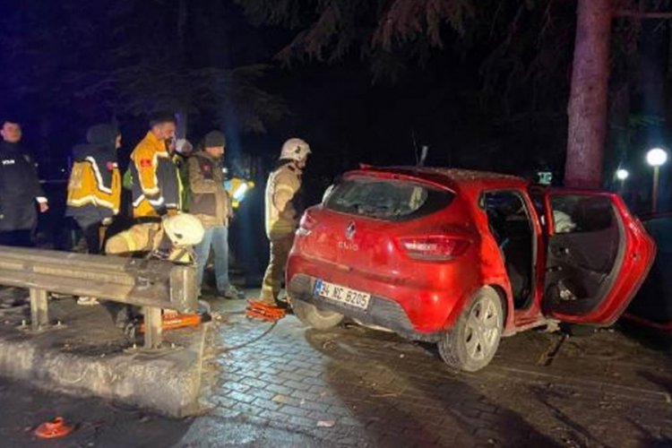 İstanbul'da otomobil ağaca &ccedil;arptı! 1 kişi &ouml;l&uuml; 5 kişi yaralı