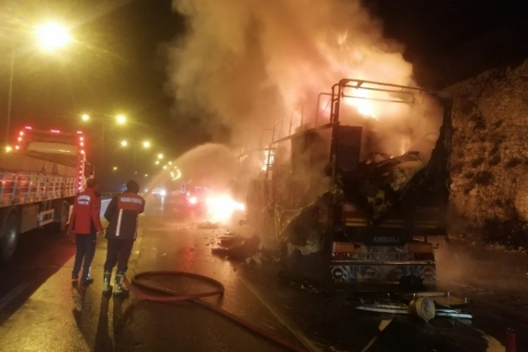 Mersin'de depremzedelerin eşyalarını taşıyan tır alev alev yandı
