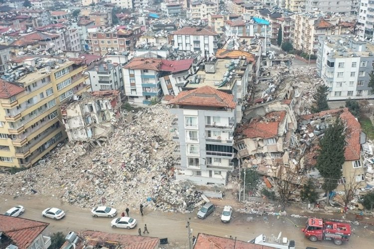 B&ouml;yle vicdansızlık g&ouml;r&uuml;lmedi! Afetzede yardımını &ccedil;alan emniyet m&uuml;d&uuml;r&uuml; serbest bırakıldı