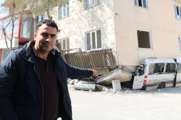 Depremde binanın yıkılmasını minib&uuml;s &ouml;nledi