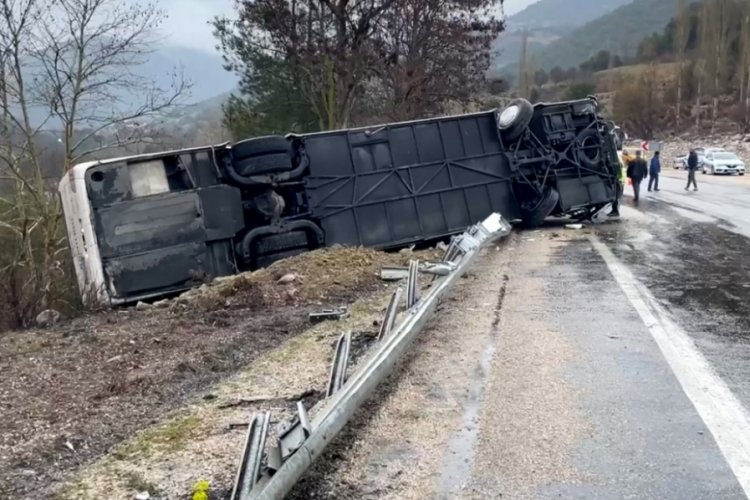 Yolcu otob&uuml;s&uuml; devrildi: 8 kişi yaralandı