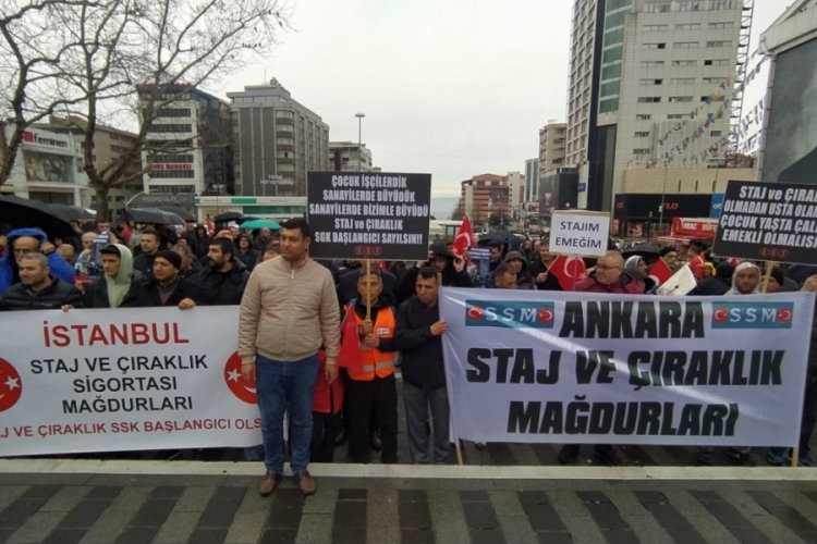 Bursa'da staj ve &ccedil;ıraklık mağdurları 15 Temmuz Demokrasi Meydanı'nda basın a&ccedil;ıklaması yaptı