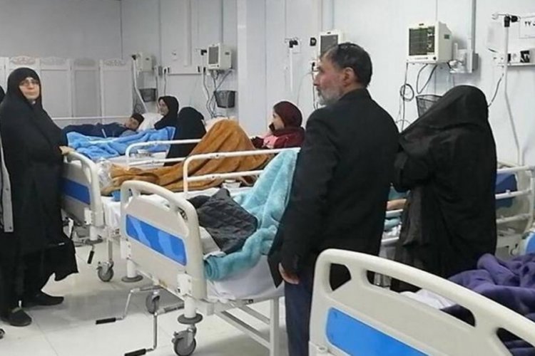 İran'da kız &ouml;ğrencilerinin zehirlenme vakaları artıyor: Y&uuml;zlercesi daha!