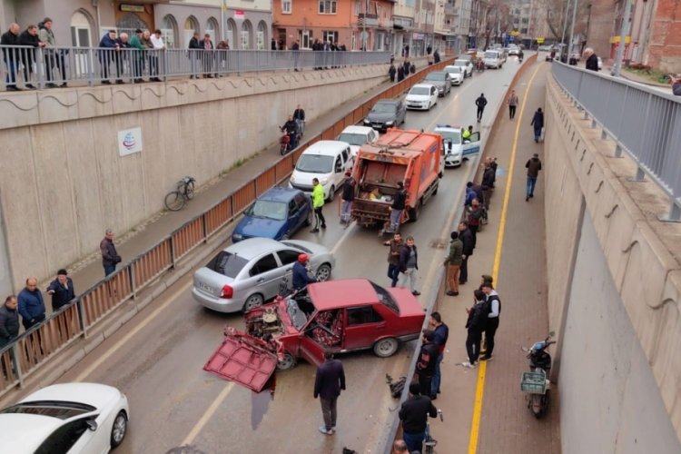 Bursa'da otomobil alt ge&ccedil;ide &ccedil;arptı: 2 yaralı