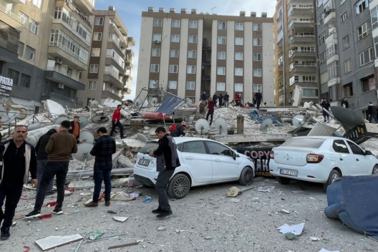 Şanlıurfa'da depremde hasar alan 7 katlı bina &ccedil;&ouml;kt&uuml;