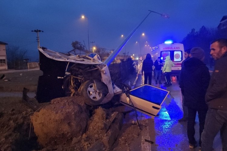 Karab&uuml;k'te kavşakta feci kaza: 1 ağır yaralı