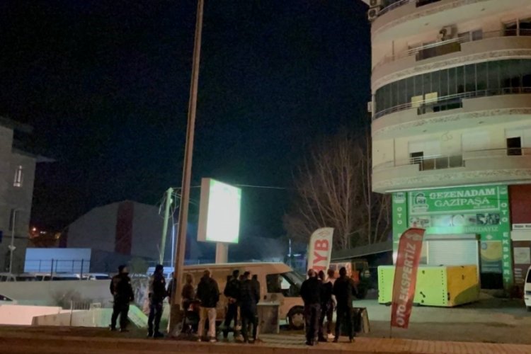 Antalya'da 5 katlı binanın &ccedil;atısına &ccedil;ıkan kişiyi polis ikna etti