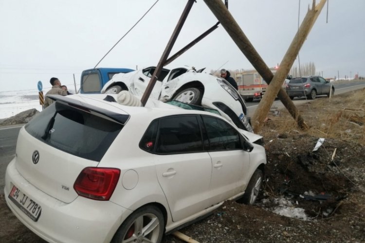 Ağrı'da iki ayrı trafik kazasında &ccedil;ok sayıda kişi yaralandı
