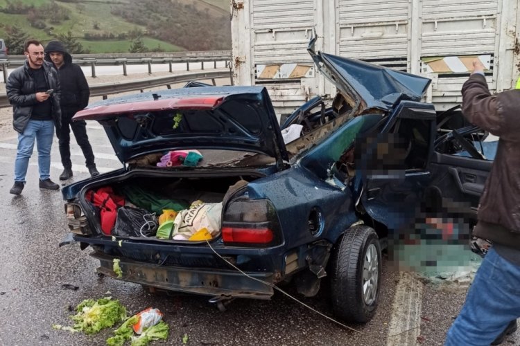 Balıkesir'de korkun&ccedil; kaza! Otomobil kamyona arkadan &ccedil;arptı: 2 &ouml;l&uuml;, 6 yaralı