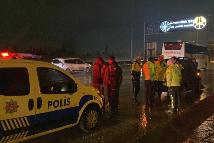Kocaeli D-100'de bariyere &ccedil;arpan hafif ticari aracın s&uuml;r&uuml;c&uuml;s&uuml; yaralandı
