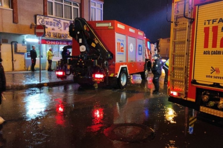 Kocaeli'nde kontrolden &ccedil;ıkan servis midib&uuml;s&uuml; binaya &ccedil;arparak durabildi