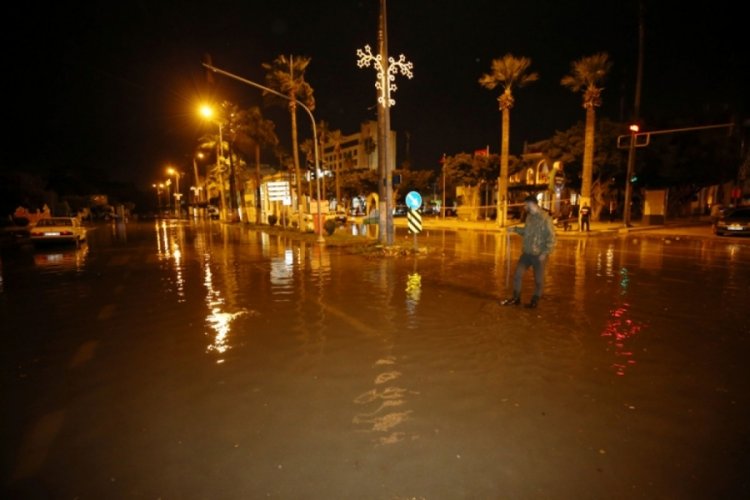 Hatay'da sahil yolu su altında kaldı