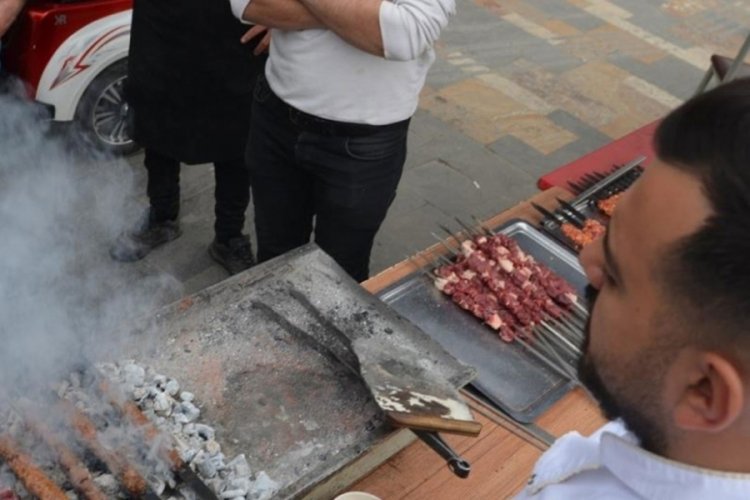 Depremzede esnaf kepenklerini kaldırdı